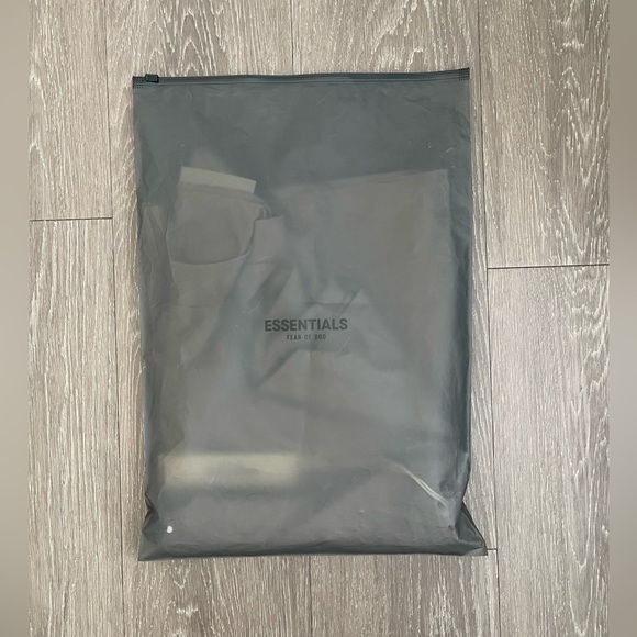 Fear of God Essentials T-shirt Desert Taupe - Picture 7 of 8